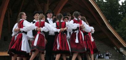 Hitében erős, erkölcsében tiszta, és önazonosságában szilárd ifjúságot akarunk