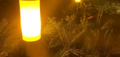 A fost aprinsă a doua lumânare pe coroana de advent  A fost aprinsă a doua lumânare pe coroana de advent