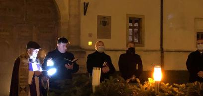Coroană de advent în fața Catedralei Sfântul Mihail din Alba Iulia Coroană de advent în fața Catedralei Sfântul Mihail din Alba Iulia