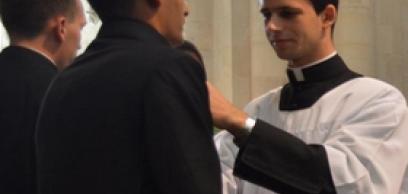 Tizenkét kispap öltött reverendát