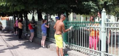 Önkéntesek keze alatt ég a munka Önkéntesek keze alatt ég a munka