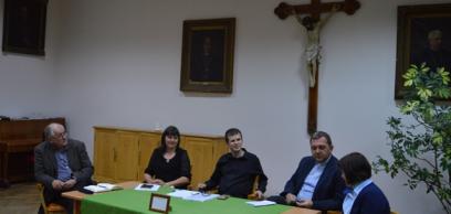 Példakép – példaképp(en)