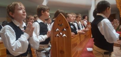 Hatvan gyerek járult elsőáldozáshoz