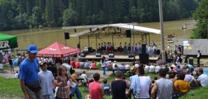 Sokadalom és búcsú a Gyilkos-tónál