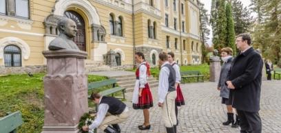 A tisztelet koszorúit helyezték el az iskolaépítő püspök szobránál