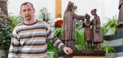 Szobor a 75 évvel ezelőtt felszentelt Márton Áron püspöknek  Szobor a 75 évvel ezelőtt felszentelt Márton Áron püspöknek