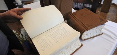 Átadták a pápának a kézzel másolt Szegedi Bibliát