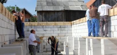 Munkával segítik Böjte atya gyermekeit Munkával segítik Böjte atya gyermekeit