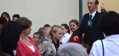 Ca să iasă întărit din aceste încercări Ca să iasă întărit din aceste încercări