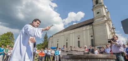 Csíksomlyó egy ölelésben