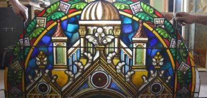 Visszatennék a templom festett ablakait