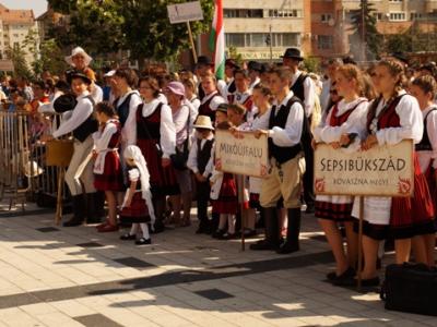 Hitében erős, erkölcsében tiszta, és önazonosságában szilárd ifjúságot akarunk