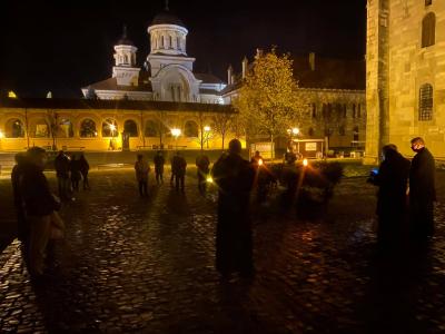 A fost aprinsă a doua lumânare pe coroana de advent 