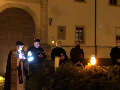 Coroană de advent în fața Catedralei Sfântul Mihail din Alba Iulia Coroană de advent în fața Catedralei Sfântul Mihail din Alba Iulia