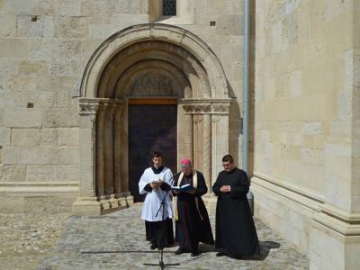 A gyulafehérvári Szent Mihály székesegyház felújított fejedelmi kapujának átadása (képekkel) A gyulafehérvári Szent Mihály székesegyház felújított fejedelmi kapujának átadása (képekkel)